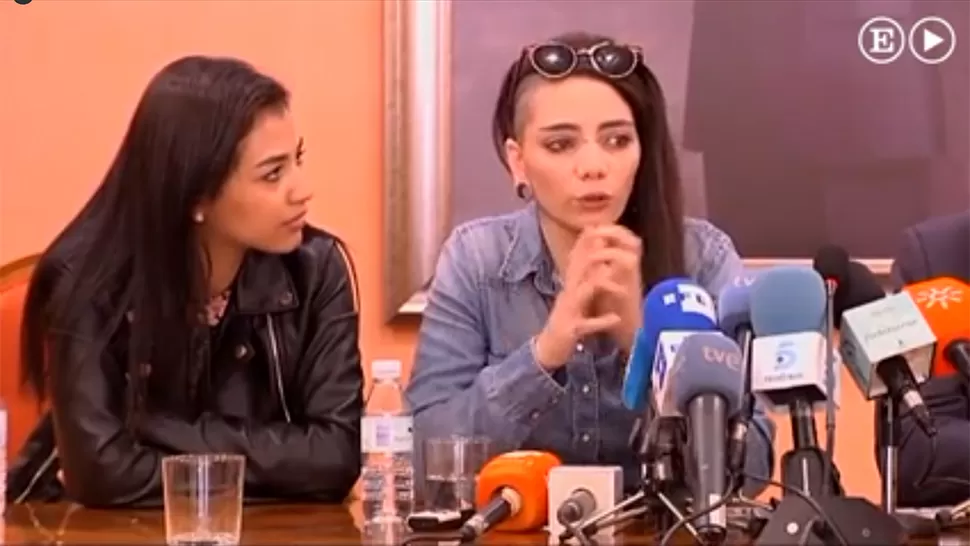 Jimena Rico (derecha) junto a su novia, durante una conferencia de prensa. CAPTURA DE VIDEO