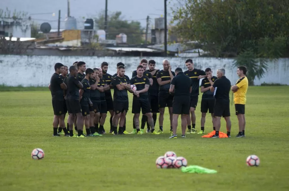 CONCENTRADOS. Los jugadores de Peñarol escuchan atentamente las palabras de “Leo” Ramos, antes del entremaniento que realizaron en el complejo Natalio Mirkin. Fue el último ensayo antes del partido.   la gaceta / fotos de DIEGO ARáOZ