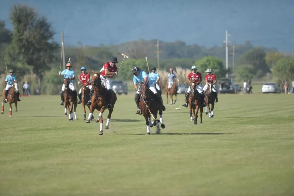 EN BUSCA DE LA BOCHA. Juan “Tito” Ruiz Guiñazú (izquierda) intenta escaparse de la marca de Gonzalo Paz Posse, ante la mirada de los otros protagonistas en Tapia. la gaceta / fotos de franco vera