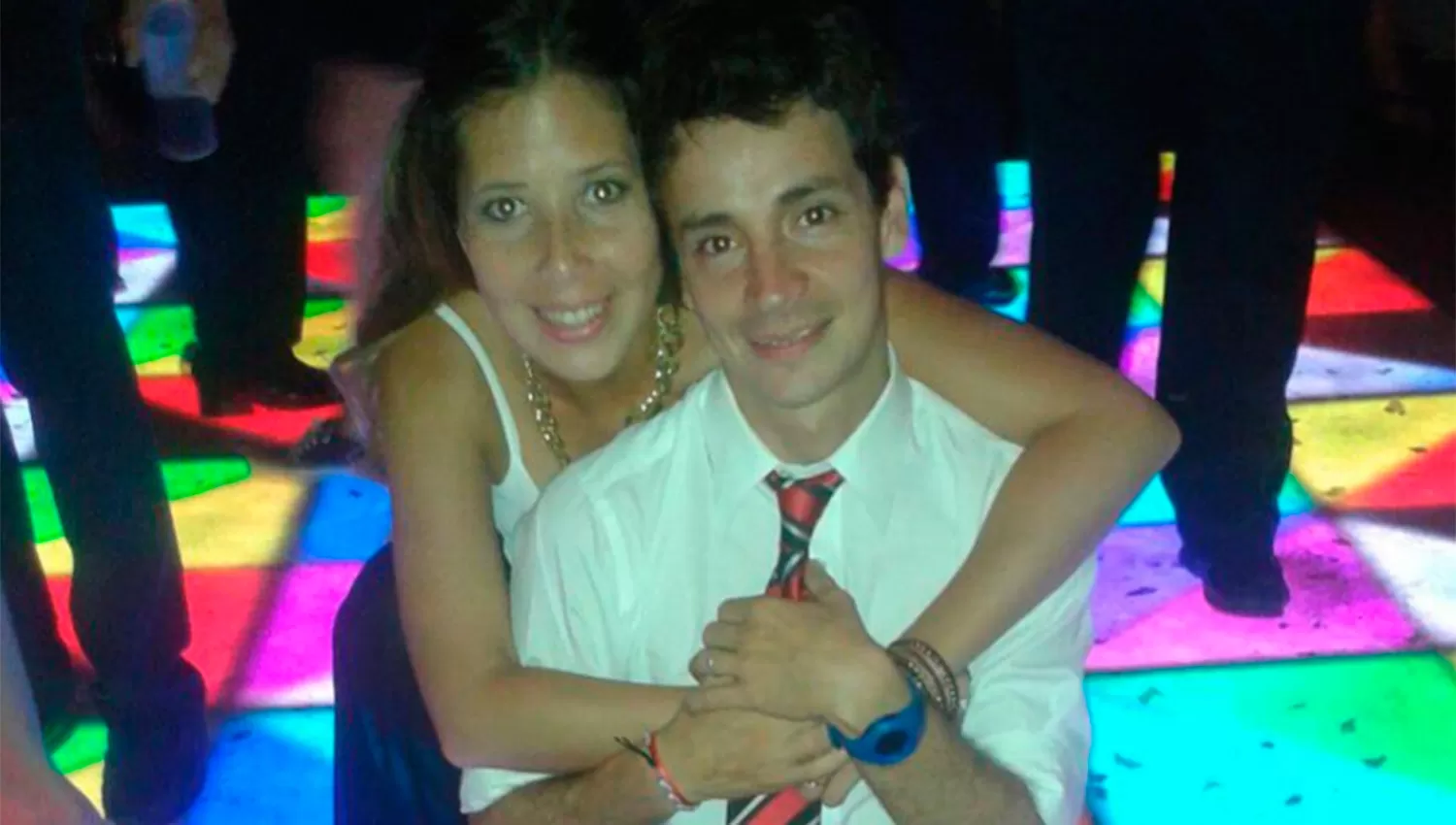 Guido junto a Natalia, quien aportó datos sobre los autores del robo. FOTO TOMADA DE FACEBOOK