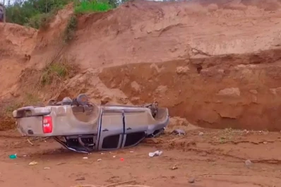 Video: una camioneta cayó al vacío en una ruta sin puente desde 2015, en el sur