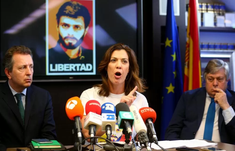 PRUEBA DE VIDA. Diana, hermana de Leopoldo López, exige ver a su hermano detenido, escoltada por su padre, Leopoldo López (derecha) Reuters