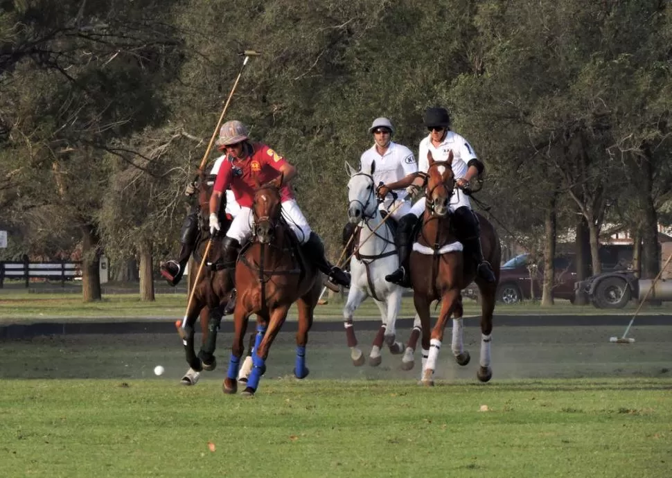 DUEÑOS DEL JUEGO. Un jugador cordobés domina la bocha. Los tucumanos (atrás) intentan alcanzarlo durante un pasaje de la intensa semifinal. foto de mario cusicanqui