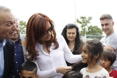 Criistina Kirchner visitó un campo de refugiados en Grecia