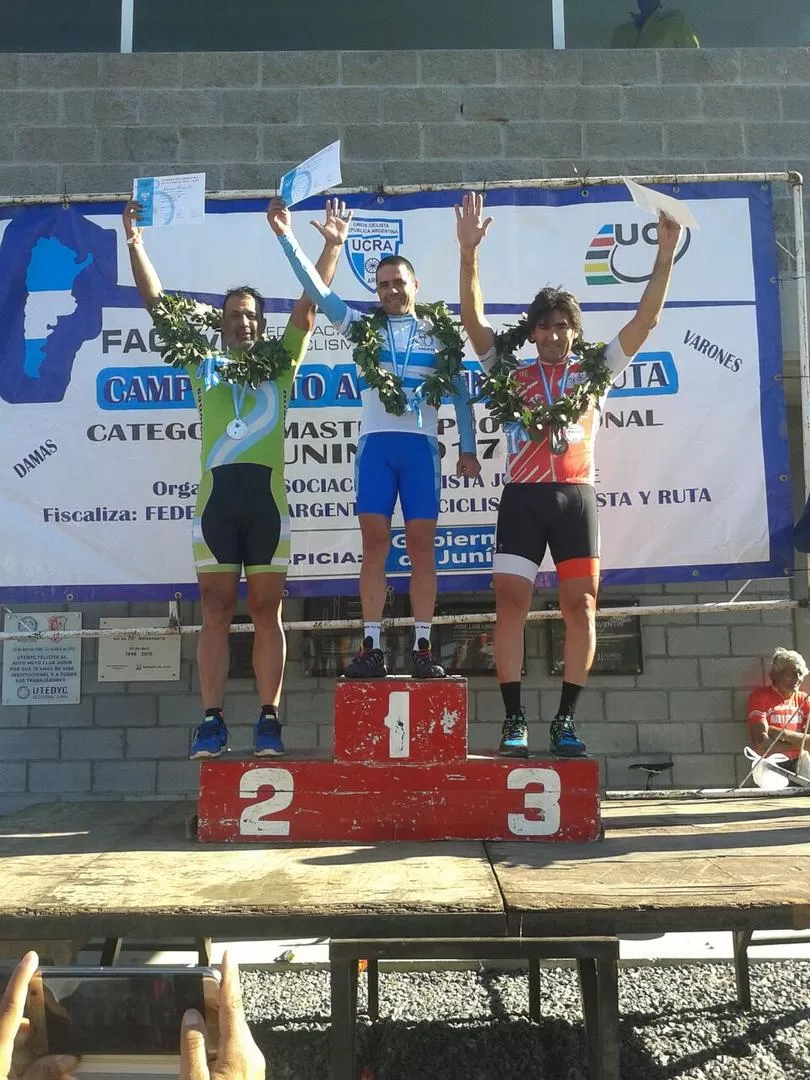 EL PODIO. Nazareno Yeri -izquierda- y Marcelo Muci flanquean a Carlos Castillo, que logró su mayor proeza ciclística en Junín. foto de carlos castillo