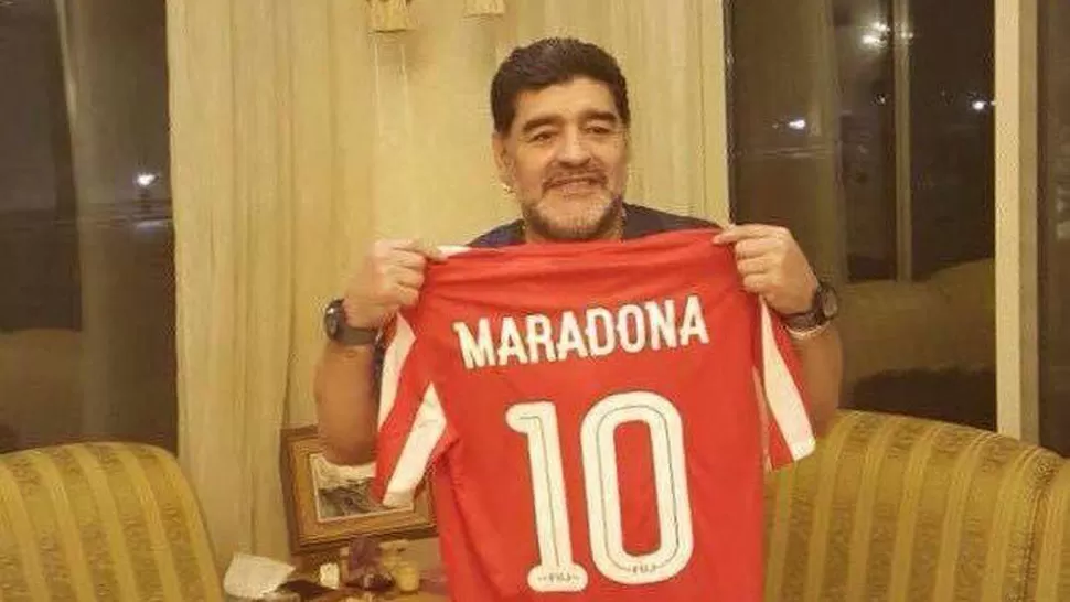 MARADONA. Con la camiseta del equipo. FOTO TOMADA DE OLE.COM.AR