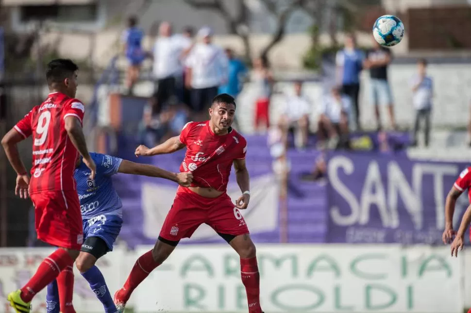 PELIGROSO “DELANTERO”. Moreira es una amenaza constante para los rivales cuando San Martín tiene una pelota parada a su favor. Ayer, volvió a marcar de cabeza. foto de Nicolás Varvara (especial para la gaceta)