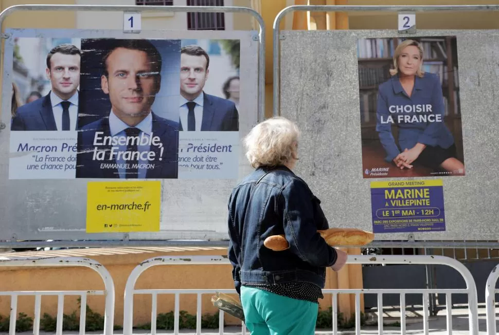 LA CAMPAÑA EN NIZA. Las paredes de la ciudad mediterránea muestran afiches de los dos contendientes a reemplazar a Francois Hollande: Emmanuel Macron y Marine Le Pen. reuters