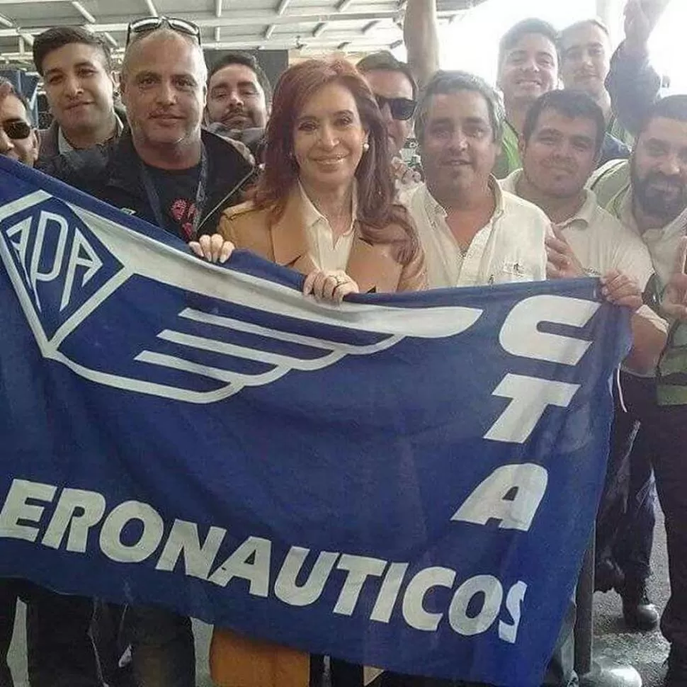 VOLVER. Cristina, en el aeropuerto de Ezeiza antes de subir al avión.  facebook