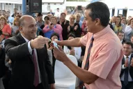 El docente que perdió su camioneta durante las inundaciones recibió un nuevo vehículo