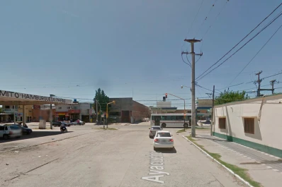 Corrió para evitar los balazos, pero cayó muerto en la esquina