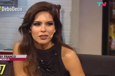 Una modelo quiso cuestionar a un funcionario nacional e hizo un papelón