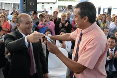 El docente que perdió su camioneta durante las inundaciones recibió un nuevo vehículo