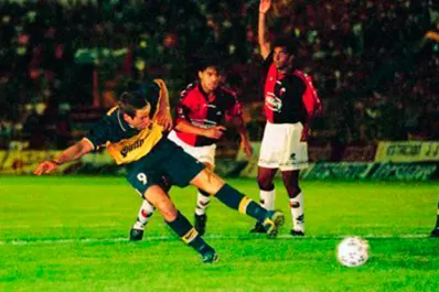 Como Palermo, Zampedri hizo su último gol ante Colón y lesionado