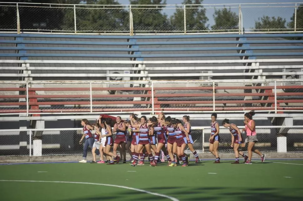 “¡DALE CAMPEÓN, DALE CAMPEÓN!”... Las jugadoras de Jockey Club dieron la vuelta olímpica luego de su coronación y que le permitió llegar al grupo de elite. la gaceta / foto de Inés Quinteros Orio