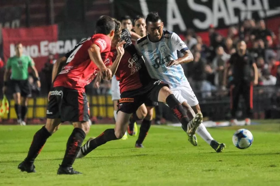 MUCHA PRESIÓN. Ontivero fue quien debió reemplazar al goleador Zampedri y la misión le pesó. Se lo notó lento y poco movedizo ante los marcadores locales. foto de Juan manuel Baialardo (especial para la gaceta)