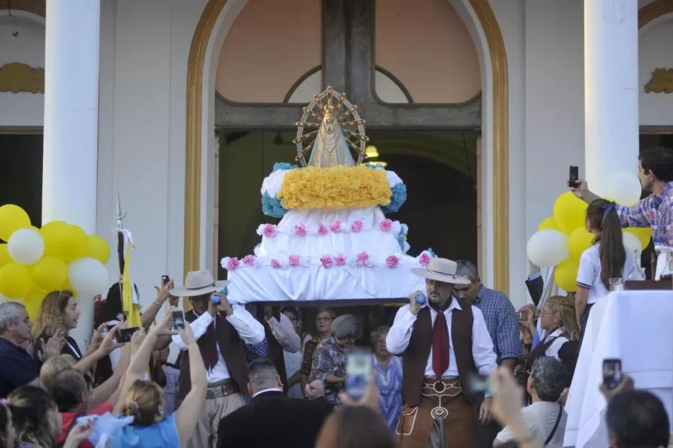 EL MOMENTO DE LA SALIDA. La imagen de María parte del templo sostenida por los gauchos. LA GACETA / INÉS QUINTEROS ORIO