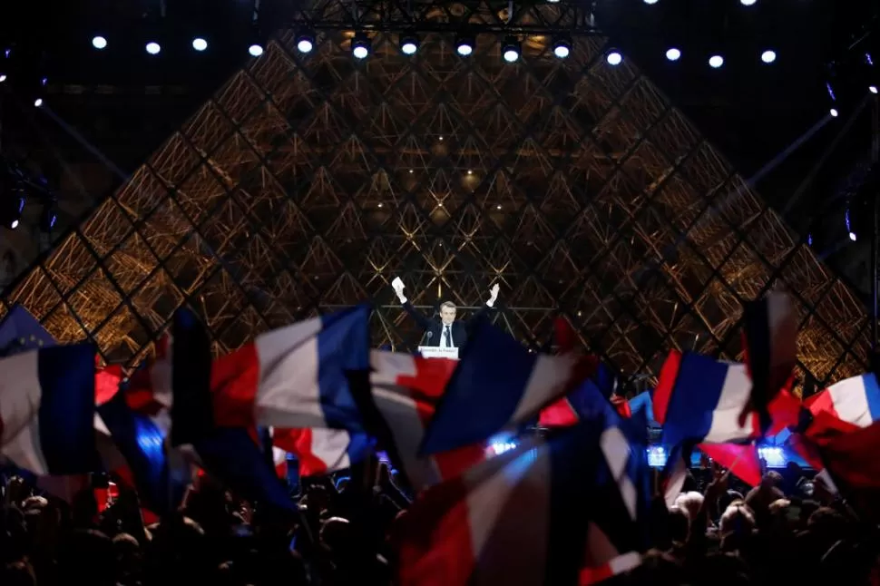 EN LA EXPLANADA DEL LOUVRE. Macron festeja junto a los simpatizantes franceses, ante los que sostuvo que defenderá la identidad de la Nación. reuters 