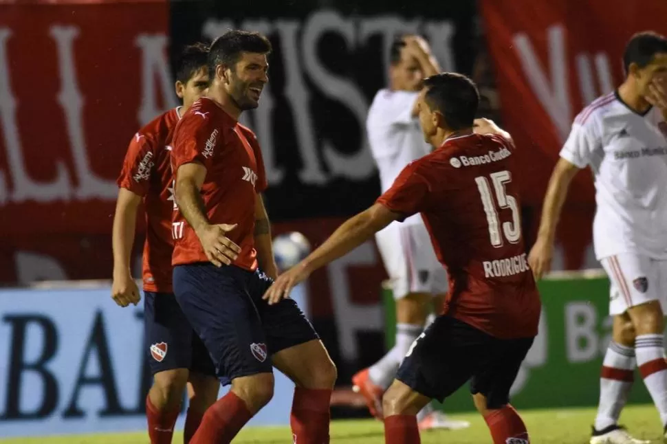 A TODO GOL. Diego Rodríguez busca abrazar a Emmanuel Gigliotti, que acaba de anotar el tercer tanto de Independiente.  telam