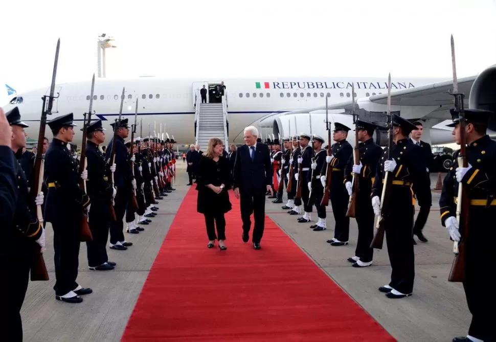 EXPECTATIVAS. Mattarella llegó al país; lo recibió la canciller Malcorra. telam