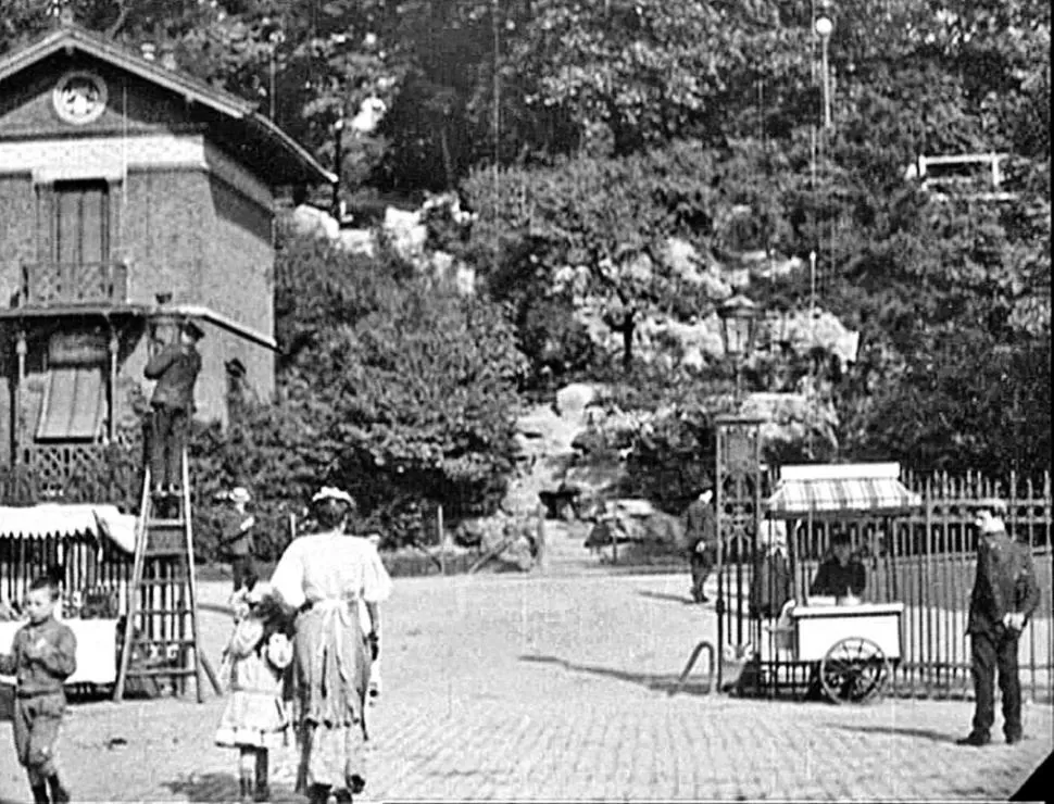 PRINCIPIOS DEL SIGLO XX. La rejas limitan el parque Buttes Chaumont y detrás esta la avenida San Martín. archivo