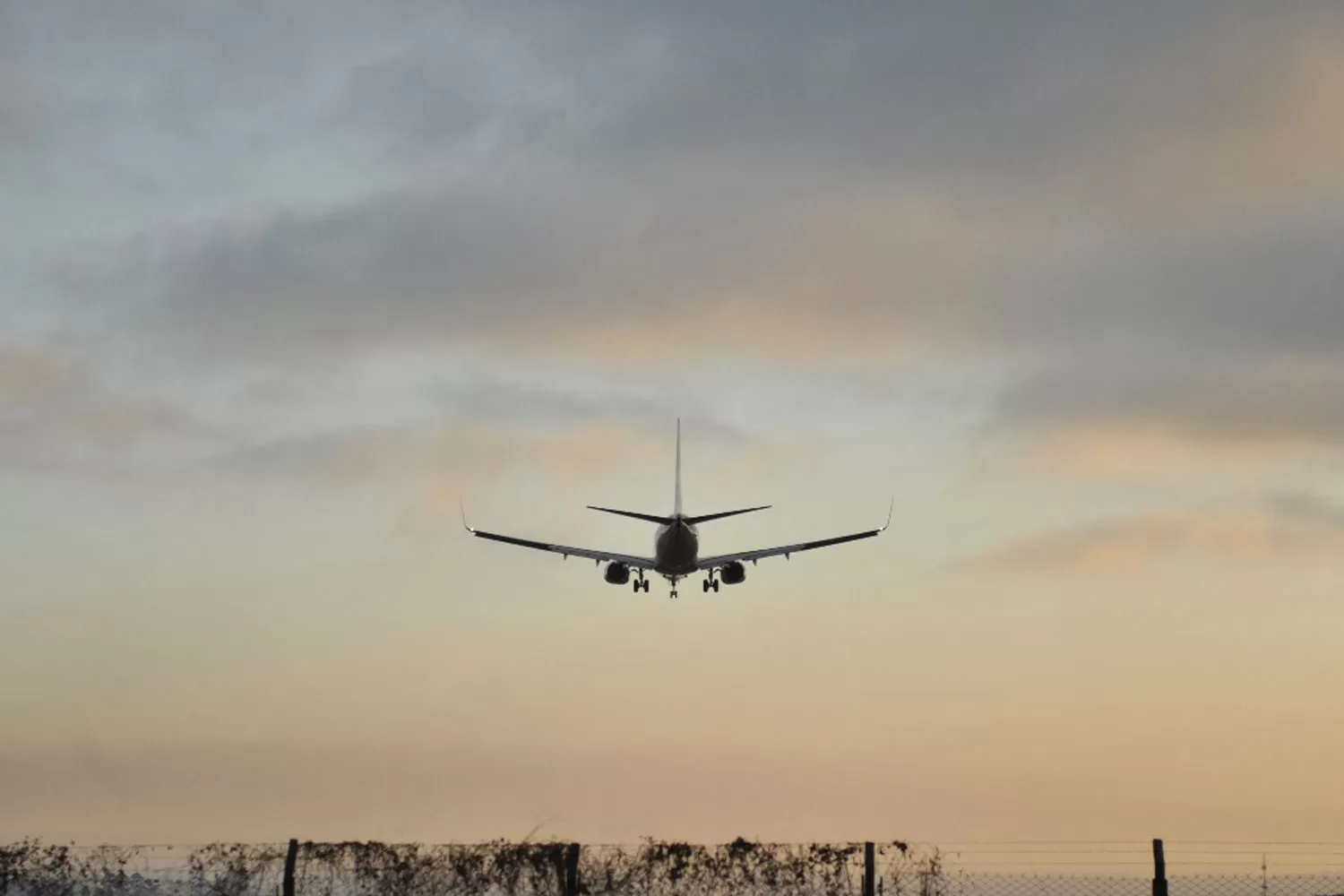 AEROPUERTO TUCUMANO. Un avión aterriza en el Benjamín Matienzo. En pocos días más, esa aeroestación será cerrada por refacciones. LA GACETA / JORGE OLMOS SGROSSO