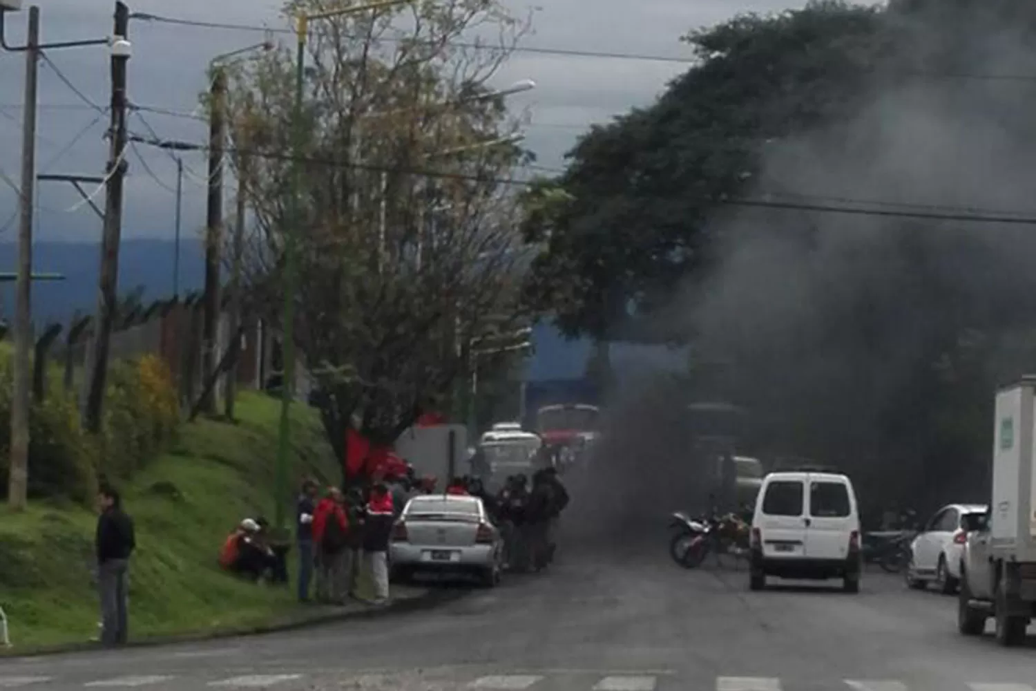 El piquete que Uatre realiza en la avenida Constitución, en una de las entradas a Tafí Viejo, impide el tránsito vehicular. FOTO ENVIADA A LA GACETA VÍA WHATSAPP