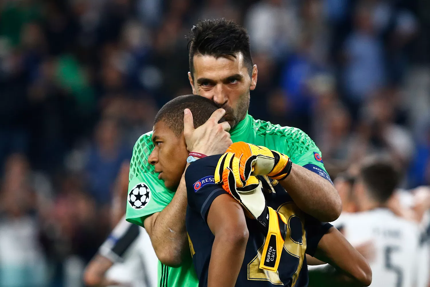 Gianluigi Buffon, ya una verdadera leyenda, y su saludo afectuoso a Kilyan Mbappé.
REUTERS