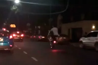 Video: un motociclista hizo willy en hora pico por la Mate de Luna