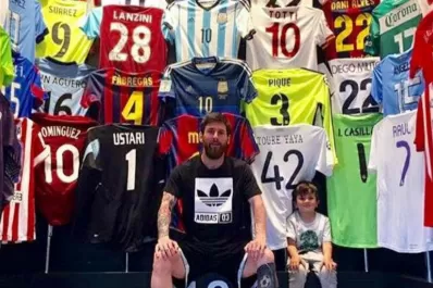 ¡Una cosa de locos! Messi presentó su museo privado de camisetas