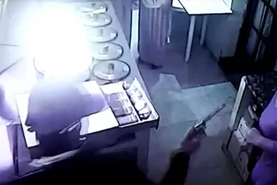 Filman el violento asalto en una heladería: antes de que tocaran a mi hijo, prefería que me mataran