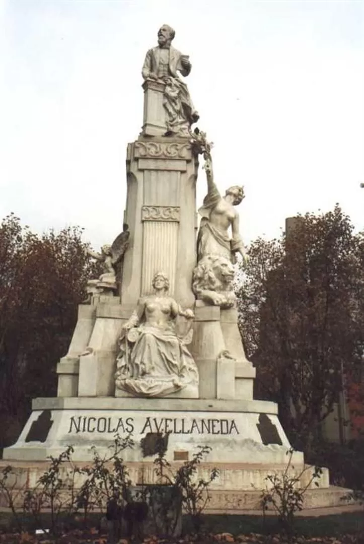 NICOLÁS AVELLANEDA. Su monumento, obra de Lola Mora, en la plaza Alsina de la ciudad bonaerense de Avellaneda. 