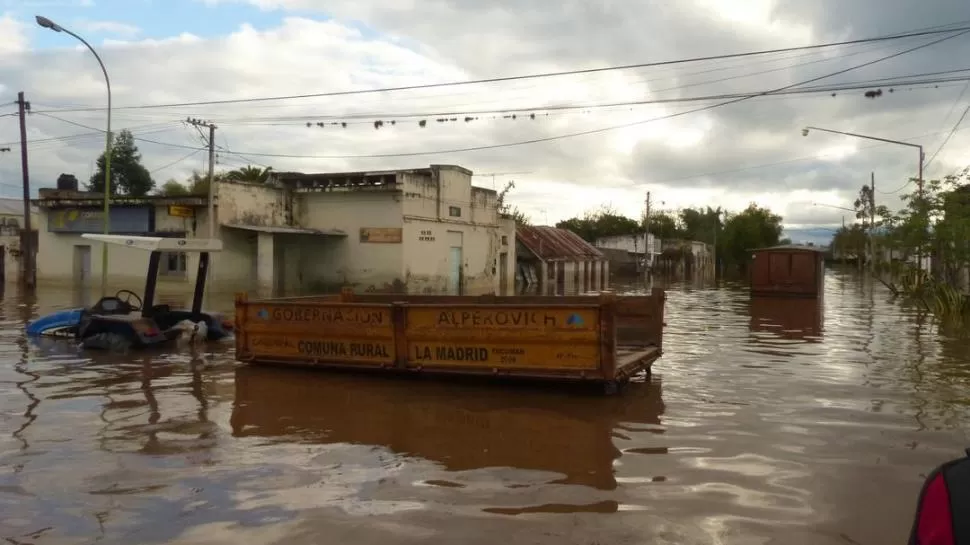 EN LA MADRID. Un tractor con acoplado de la comuna corrió la misma suerte que el pueblo y quedó bajo el agua durante inundaciones de abril. la gaceta / foto de osvaldo ripoll 