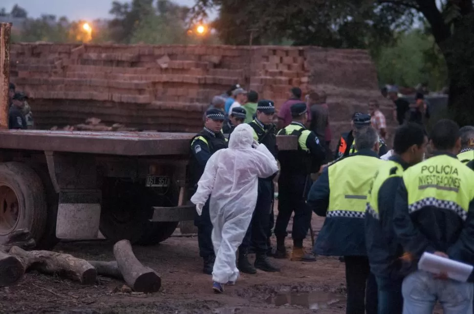 EL OPERATIVO EN LA LADRILLERA. Una forense ingresa al terreno para inspeccionar si hay restos humanos en uno de los costados del tabique.  la gaceta / fotos de diego aráoz