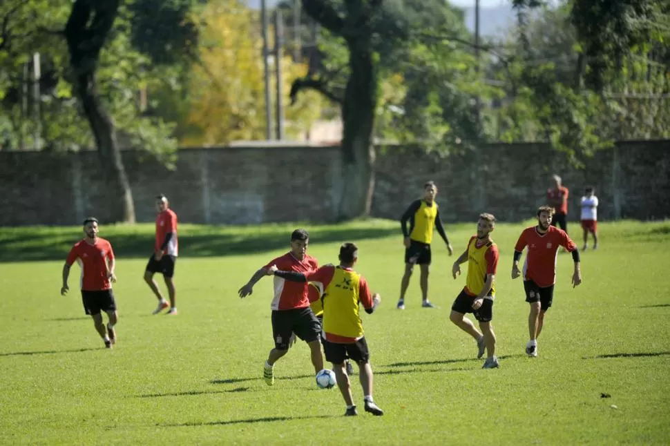 NO HAY DESCANSO. El plantel casi no tuvo tiempo para saborear el triunfo conseguido en Campana, ante Villa Dálmine, y ya comenzó a prepararse para enfrentar mañana, en La Ciudadela, a Atlético Paraná. El equipo quiere prolongar la racha positiva. la gaceta / foto de Inés Quinteros Orio 