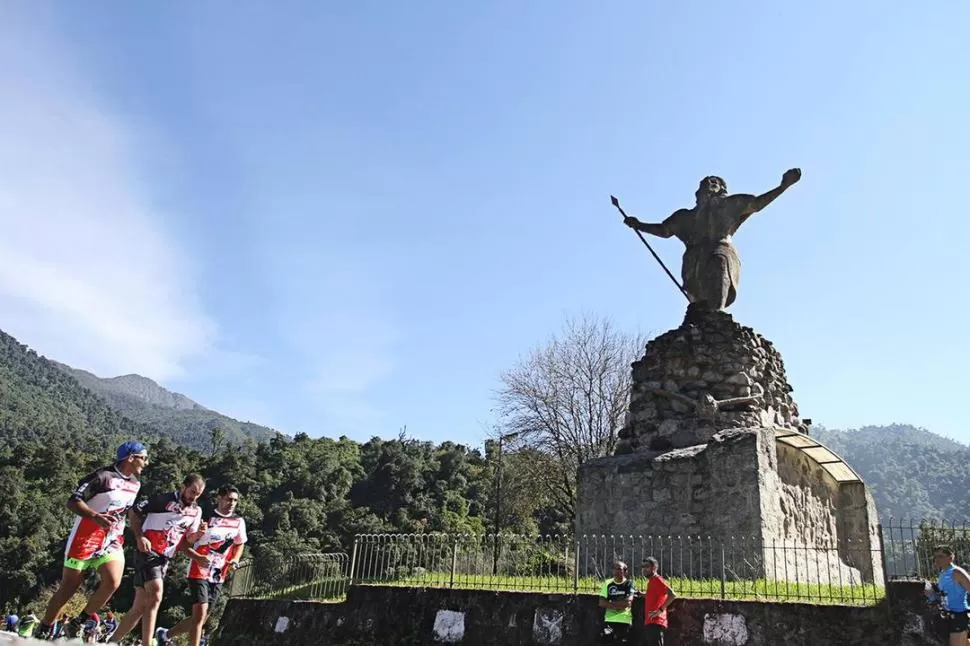 PAISAJE ESPECTACULAR. Los atletas pasaron frente al Monumento al Indio. foto de michelín andújar