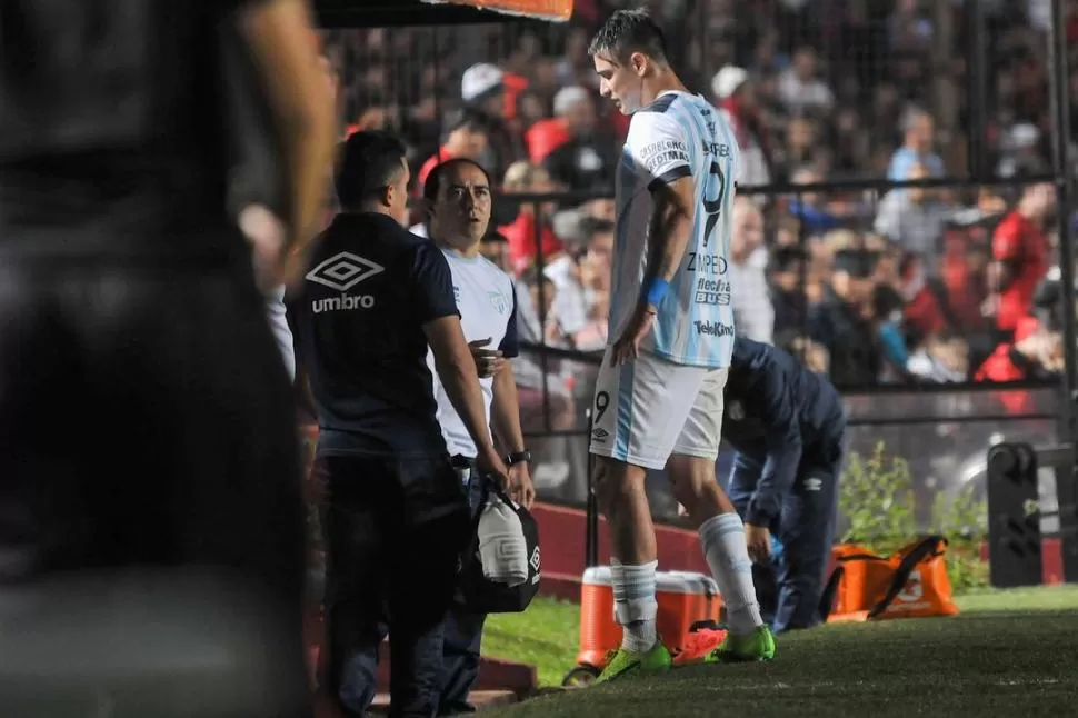 TODO MAL. El goleador sintió un pinchazo después del gol que le hizo a Colón; pidió el cambio y ayer se confirmó la lesión. foto de juan manuel baialardo (especial para la gaceta)