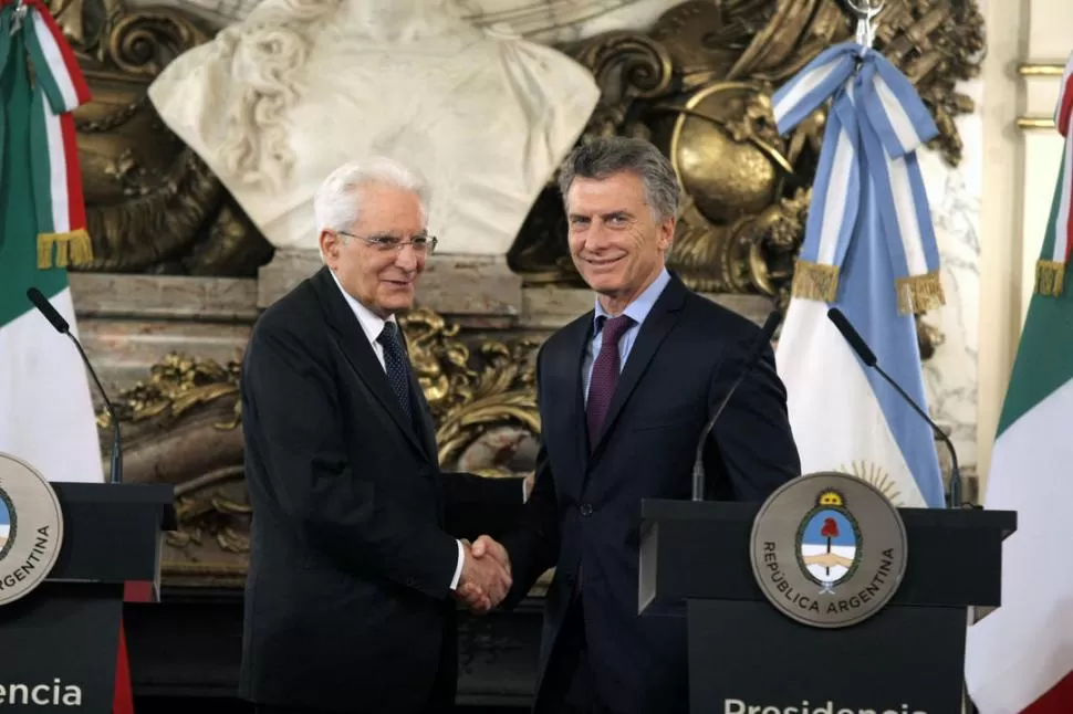 EN LA CASA ROSADA. Mattarella y Macri se saludan en la rueda de prensa. 