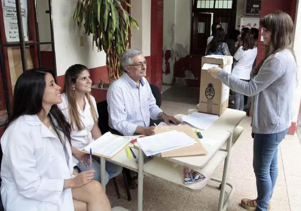 COMICIOS. Se emitieron 14.519 votos válidos. El ausentismo fue del 35,6%.  FOTO / JOSE SALDIAS - noticias unt