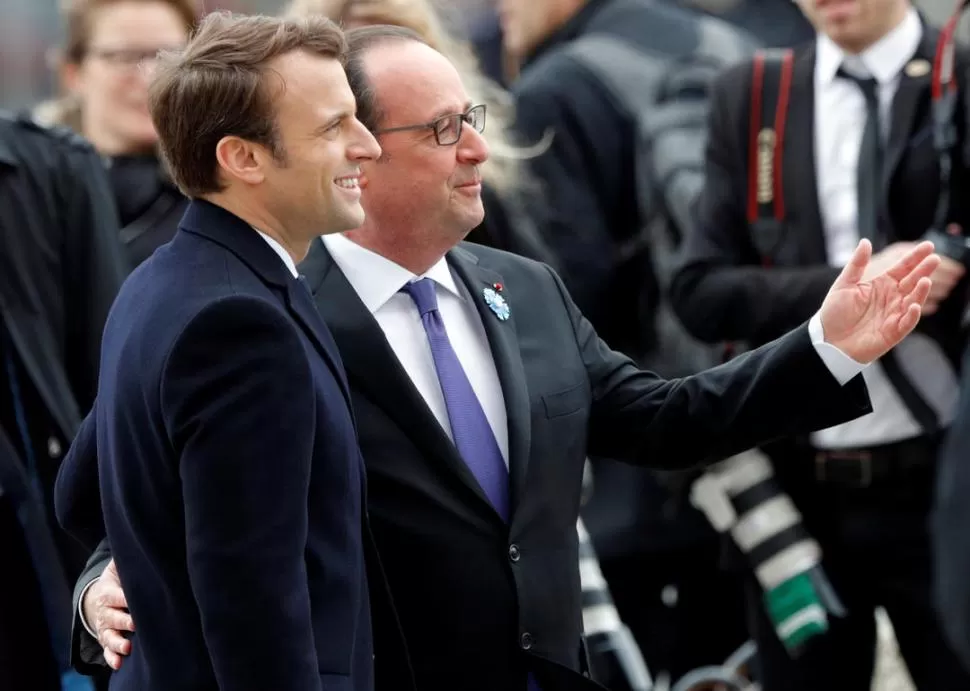 EL PRESIDENTE. Macron asistió con Hollande a su primer acto como electo. reuters 