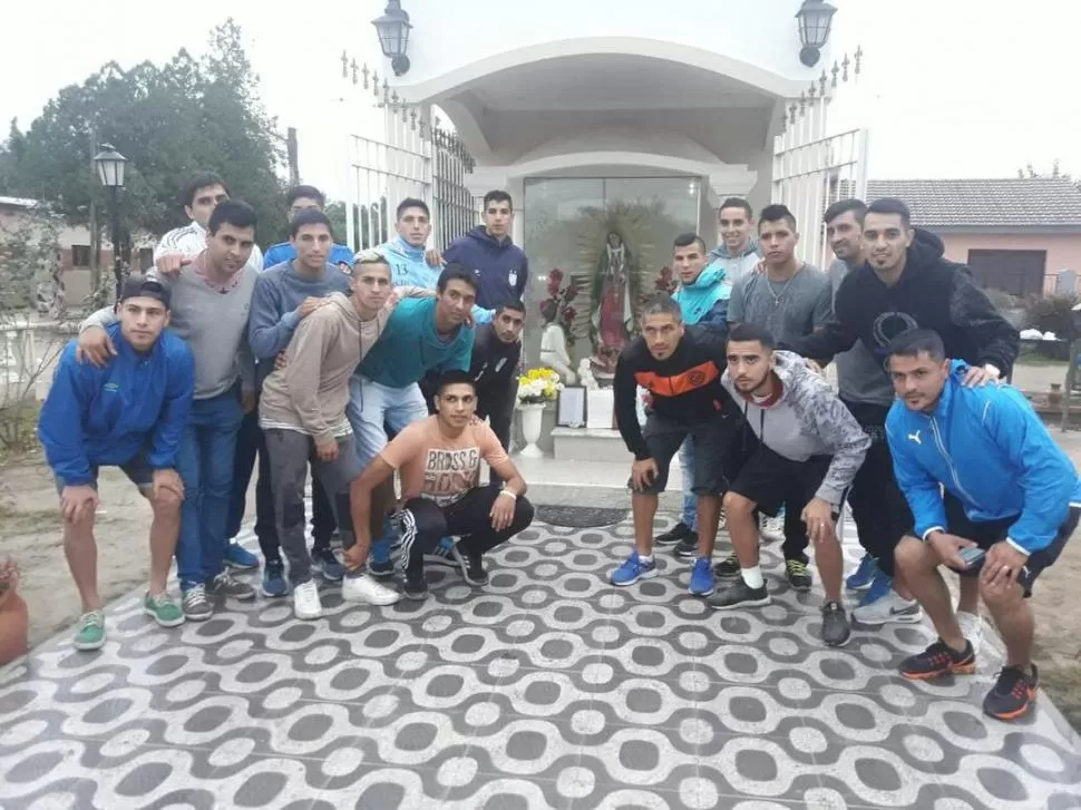 LES SOBRA FE. Los jugadores y cuerpo técnico visitaron el Santuario.  foto de carlos gonzalez