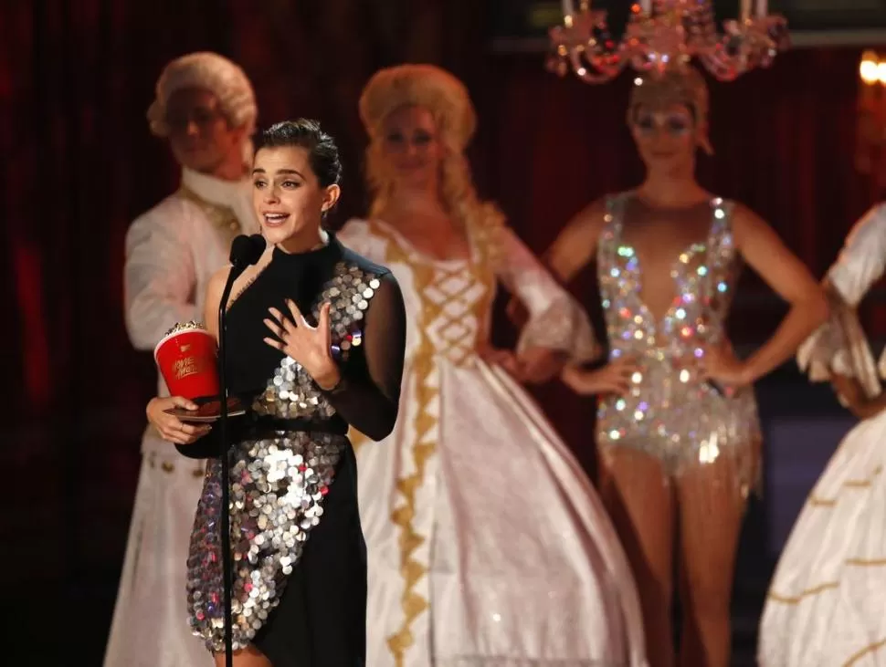 ”MEJOR INTÉRPRETE”. Emma Watson, emocionada, recibió el galardón. reuters 