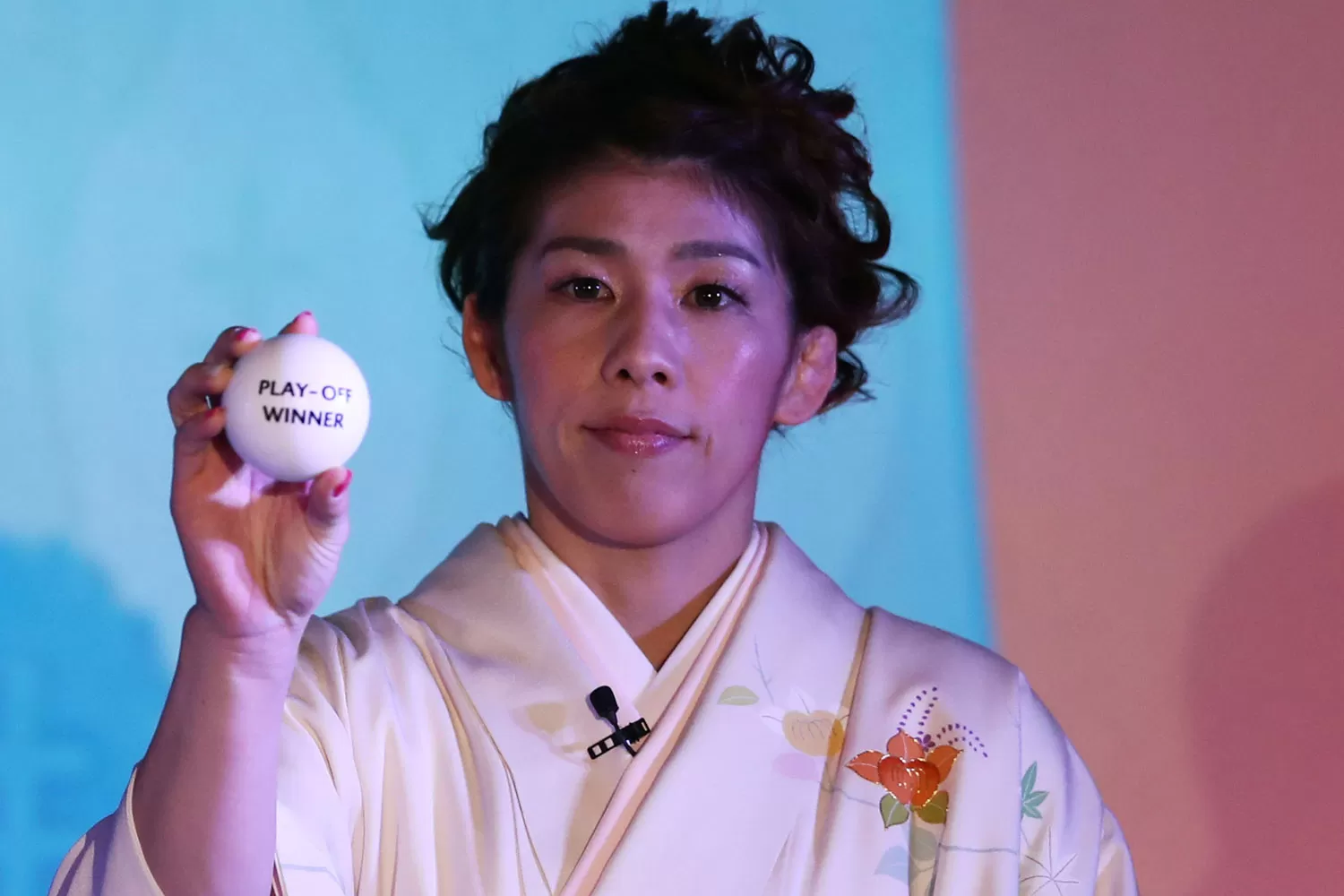 SORTEO DEL MUNDIAL. Una mujer vestida con un traje tradicional japonés muestra una de las bolillas del sorteo. REUTERS