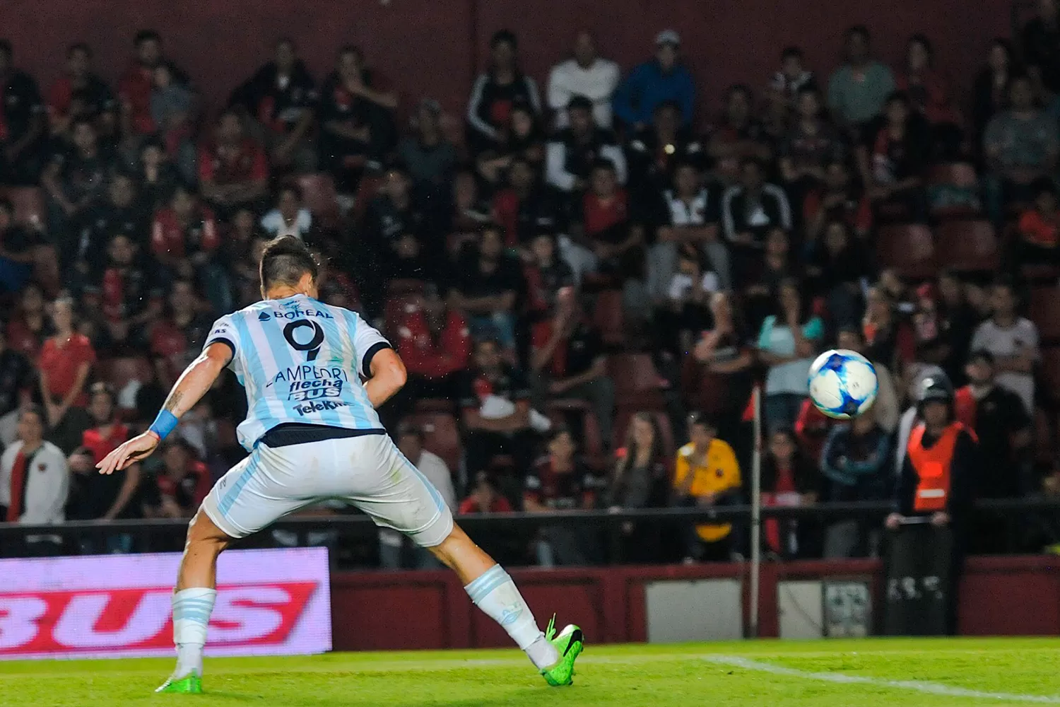 El último grito. Zampedri metió el cabezazo tras un centro perfecto de Leandro González y abrió el marcador ante Colón. Después debió dejar la cancha.
FOTO DE JUAN MANUEL BAJALARDO (ESPECIAL PARA LA GACETA)