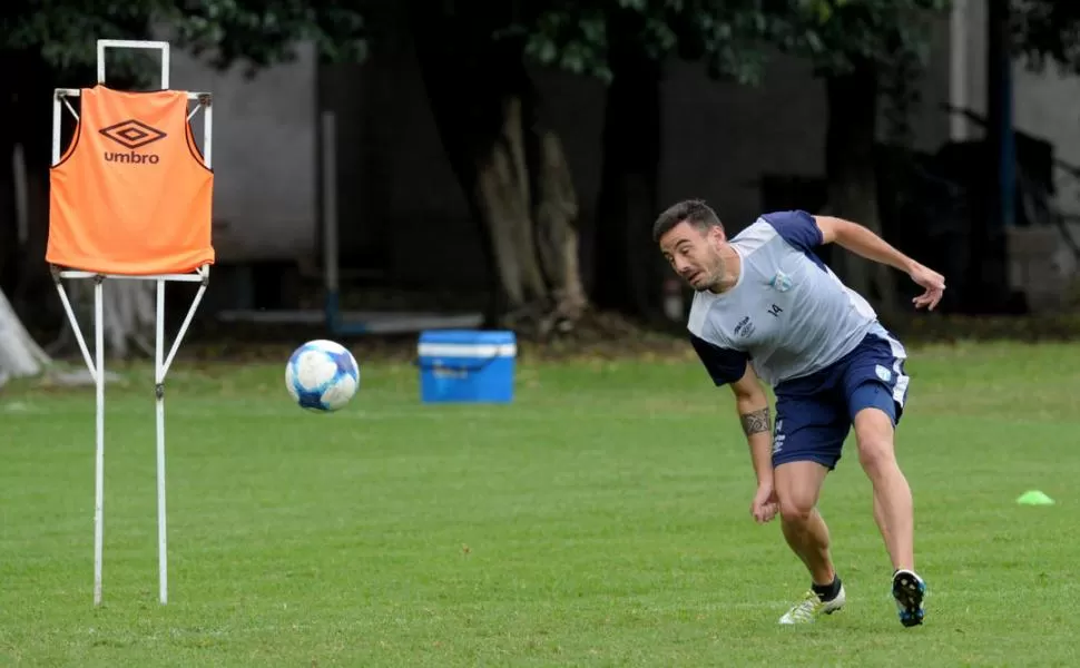 TODO SIGUE IGUAL. Como sucedió ayer, Molina seguirá entrenándose hasta tanto conocer el resultado del descargo de Atlético y el posterior fallo de la AFA, sobre su caso de doping. Esperan que sea absuelto. la gaceta / foto de franco vera