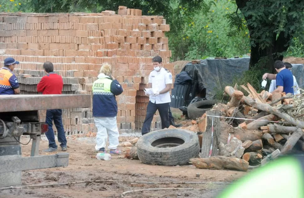 INTENSO TRABAJO. Policías y peritos buscaron rastros de Daiana Garnica en cada rincón de la cortada de ladrillos durante más de dos días. la gaceta / foto de Antonio Ferroni