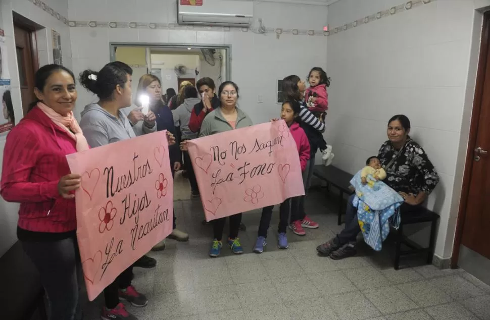 “NO NOS SAQUEN A FLOR”. Con carteles reclamaron por la profesional.  