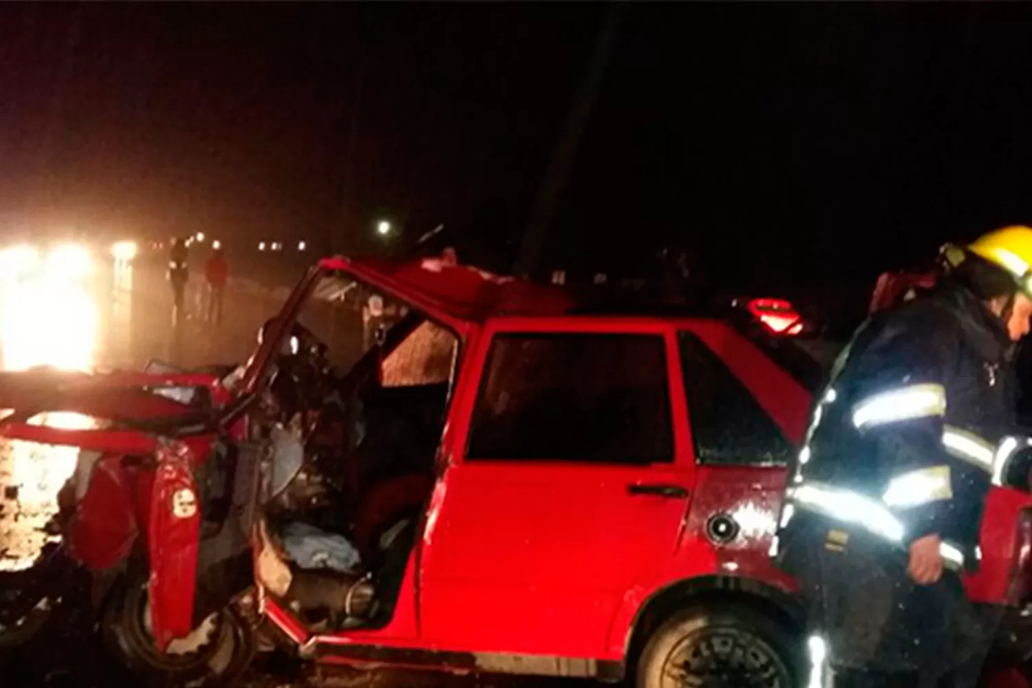 FUERTE IMPACTO. Así quedó el Fiat Duna en el que viajaba la mujer. FOTO TOMADA DE MONTERIZOS.COM.AR