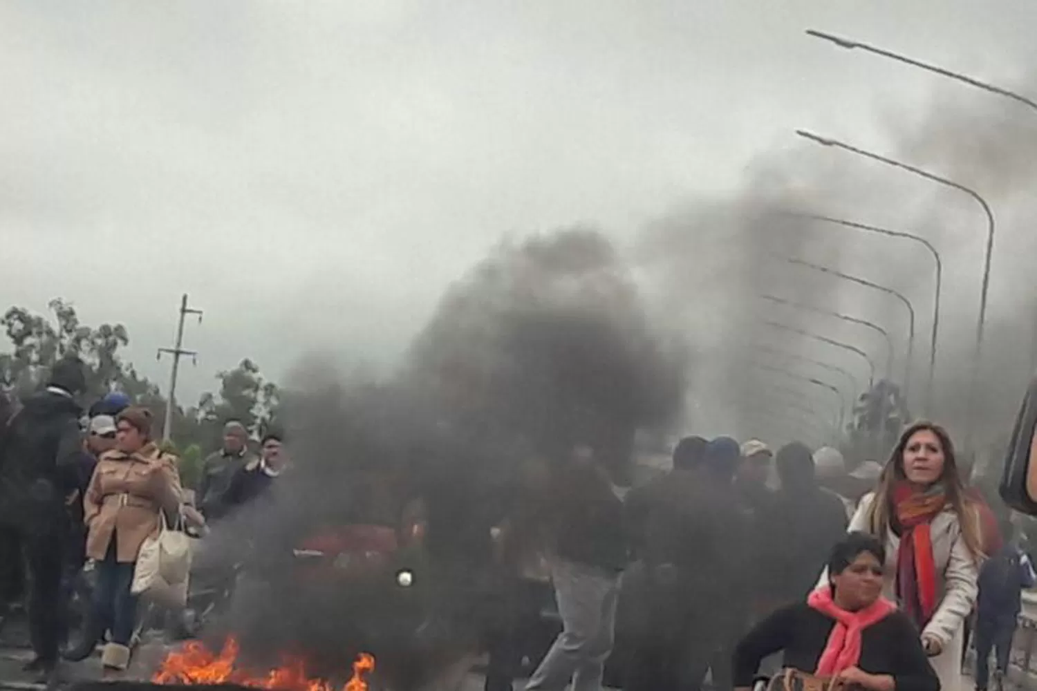 Una mujer en silla de ruedas, mientras cruza el piquete instalado en el río Gastona. FOTO ENVIADA A LA GACETA A TRAVÉS DE WHATSAPP