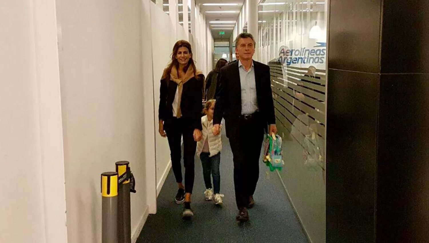 El Presidente y su esposa viajaron esta noche con destino al continente asiático. TÉLAM